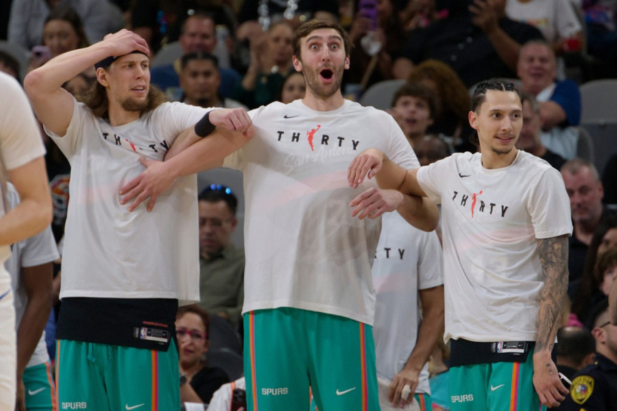 OVO JE NEČUVENO: Igrač San Antonija "prešao igricu" - u nazuvicama na terenu! (FOTO, VIDEO)