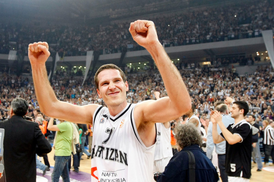 DAN KAD JE VREME STALO! KECMAAAAN! IDE TROJKA! Tačno 16 godina od koša kojim je Partizan utišao Zagreb! (VIDEO)