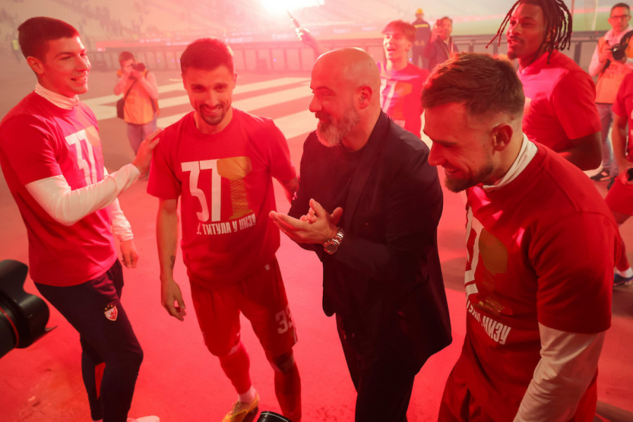 EMOTIVNO NA MARAKANI! Njemu je Stanković prvom skočio u zagrljaj posle titule! (VIDEO)