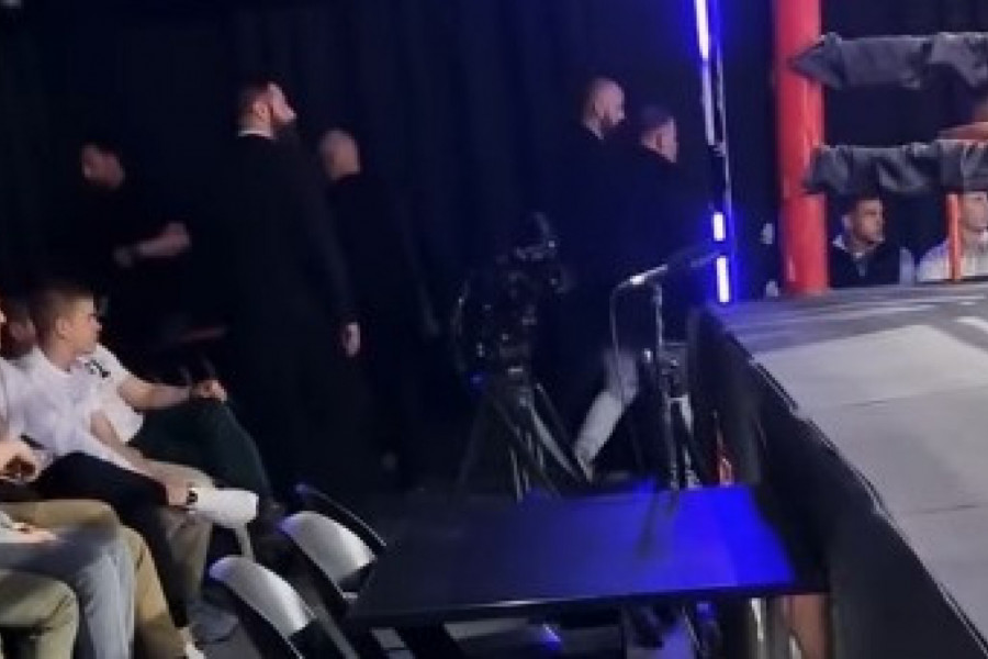 LUDA SLIKA U LOŽINICI: Sveštenik došao na spektakl u golorukom pesničenju!