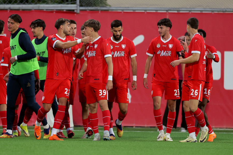 HLADAN TUŠ U UBU! Pogledajte kako je Jedinstvo matiralo Crvenu zvezdu na stadionu "Dragan Džajić" (VIDEO)