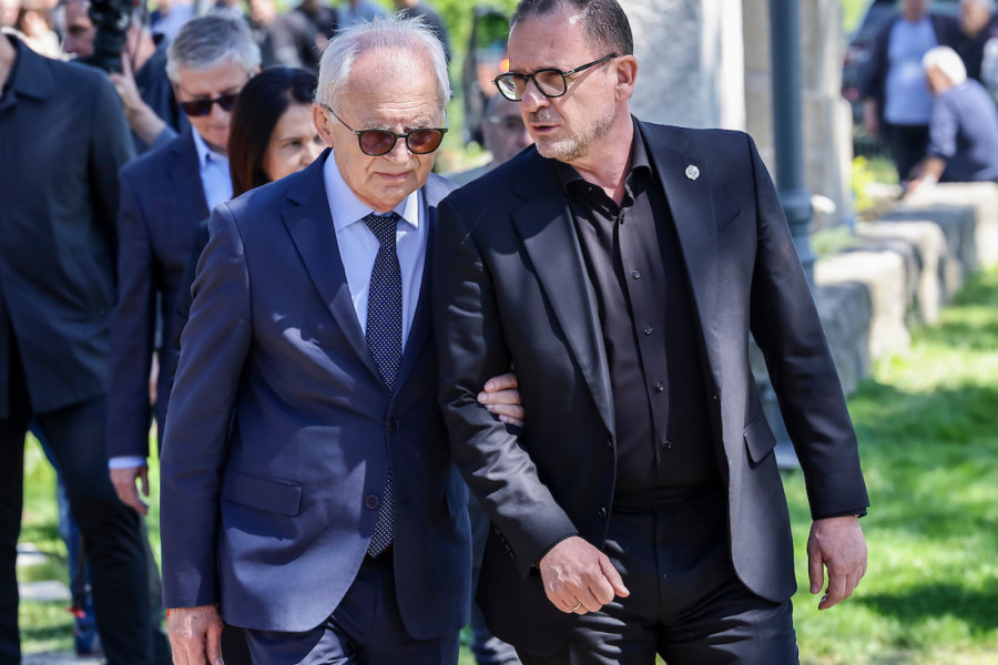ZVEZDA I PARTIZAN UJEDINJENI U ŽALOSTI! Mijailović i Mijatović zajedno došli da odaju počast žrtvama stravičnog masakra! (FOTO)