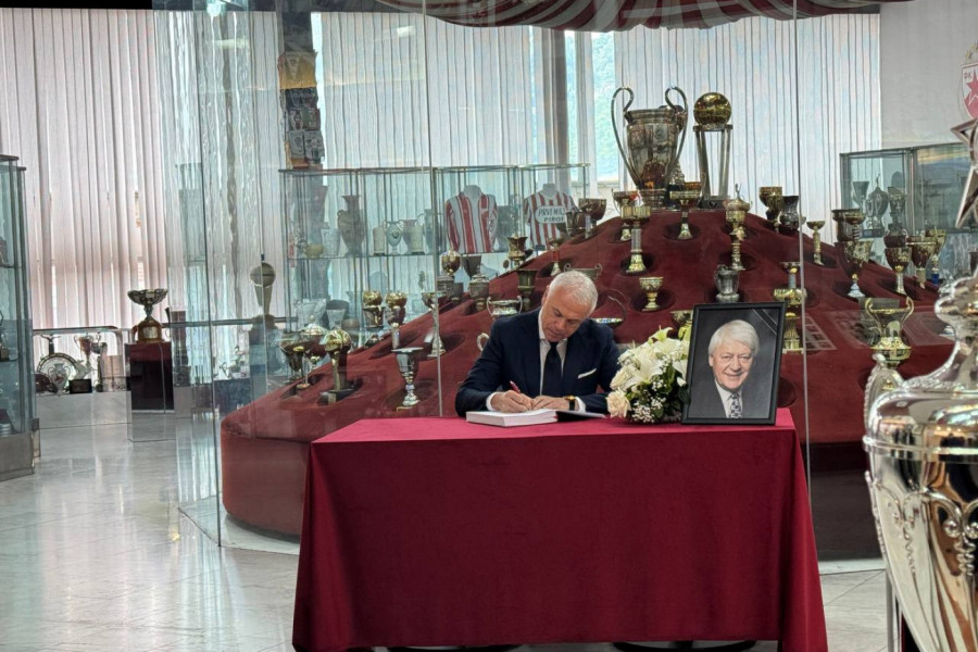 OPROŠTAJ OD LEGENDE: Delegacija Crvene zvezde se upisala u knjigu žalosti Vladimira Cvetkovića (FOTO) (VIDEO)