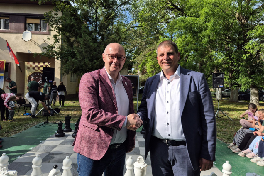 NEŠTO NOVO I POTPUNO DRUGAČIJE! Otvoren šahovski park u Vojvodi Stepi (FOTO)