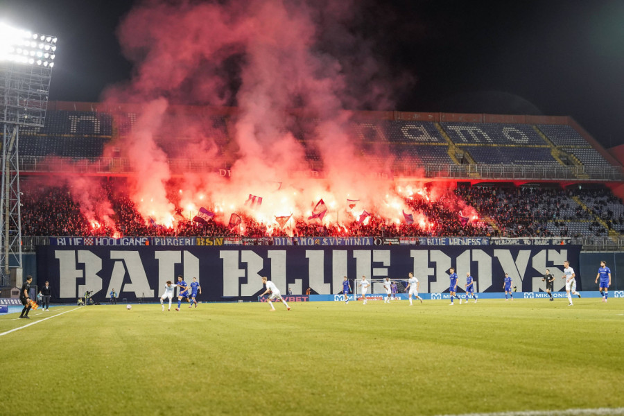 OVO SE NE PAMTI! Potpuni haos na Maksimiru, zapaljen transparent, pomenut i Partizan... (VIDEO)