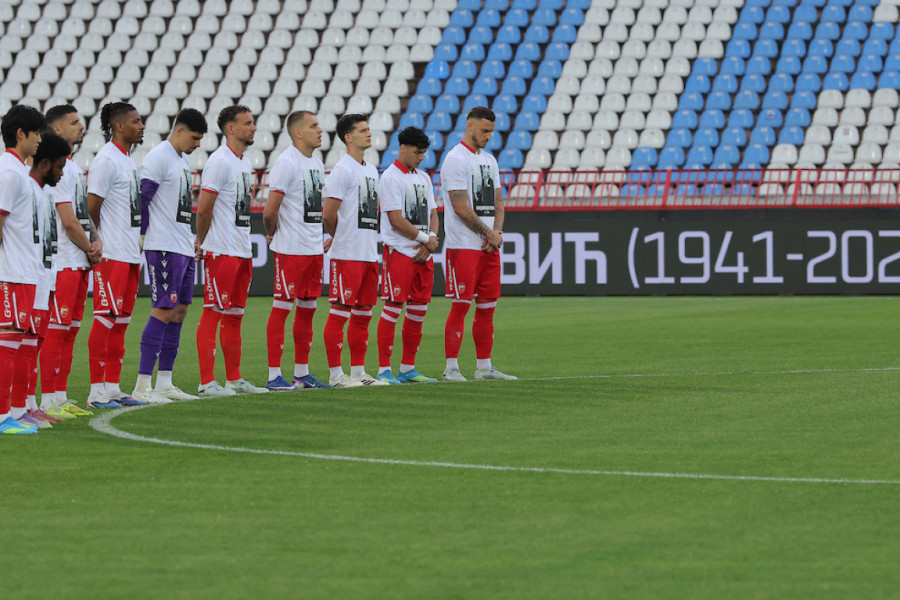 SPECIJALNE MAJICE! Evo kako su na teren izašli fudbaleri Crvene zvezde (VIDEO)