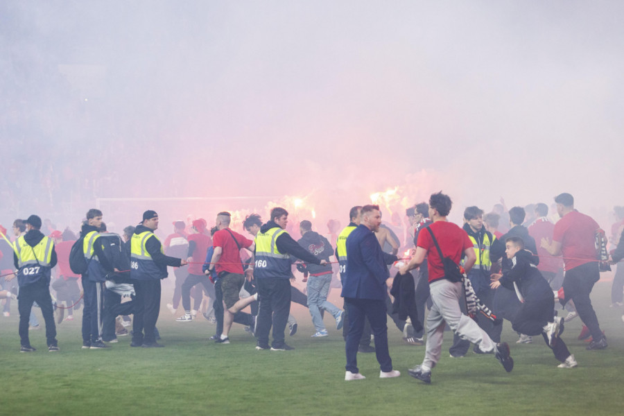 NAJVEĆA MOGUĆA SRAMOTA! Potpuni haos u češkom derbiju - golman dobio flašu piva u glavu! (VIDEO)