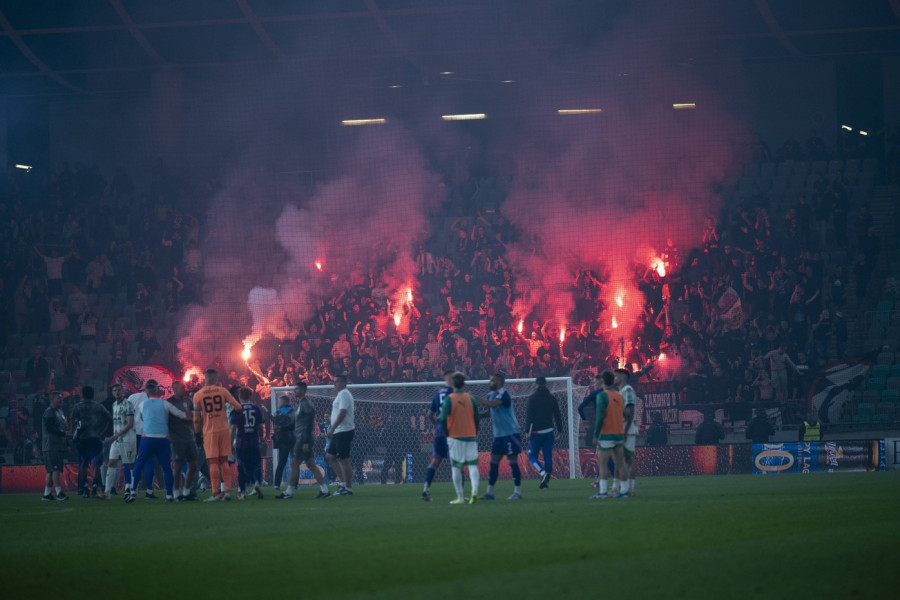 SKANDAL U SLOVENIJI! Prekinut veliki derbi! Golman pogođen bakljom, a to nije najgore od svega... (VIDEO)