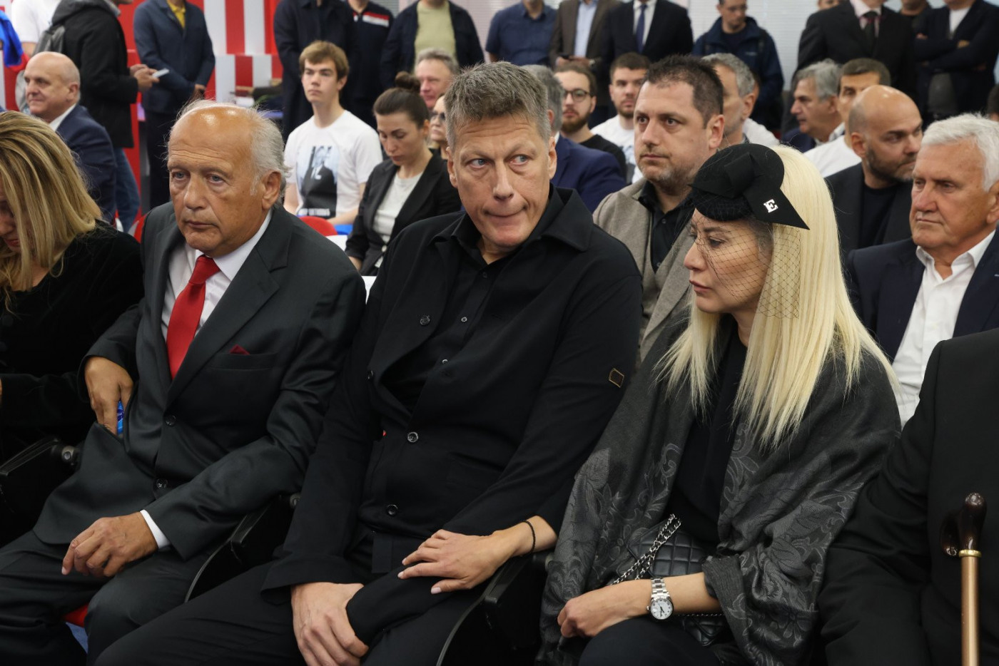 Njima je najteže Cveletov sin Rastko i porodica van sebe od tuga na komemoraciji legendi