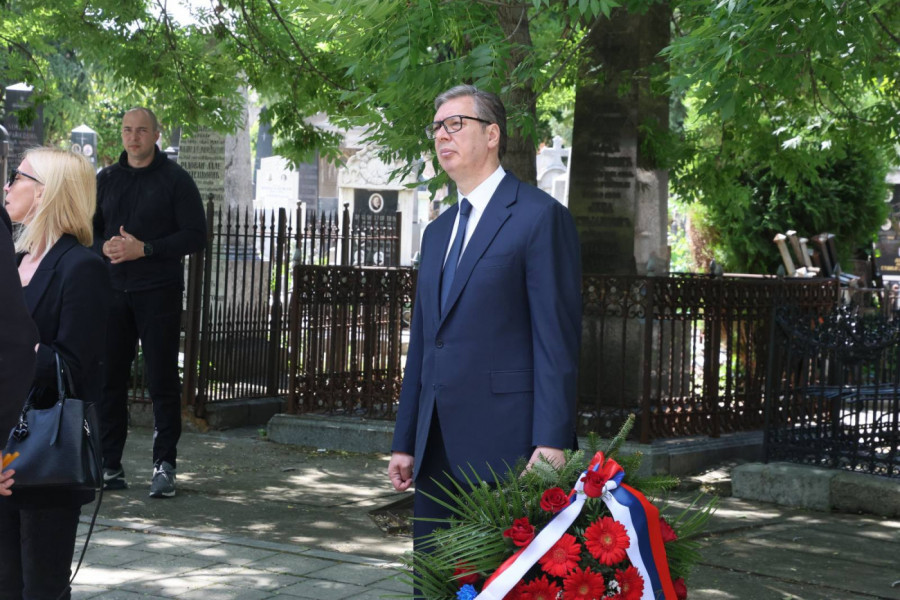 PREDSEDNIK IZ NARODA! Aleksandar Vučić na Cveletovoj sahrani čeka u redu za saučešće! (VIDEO)