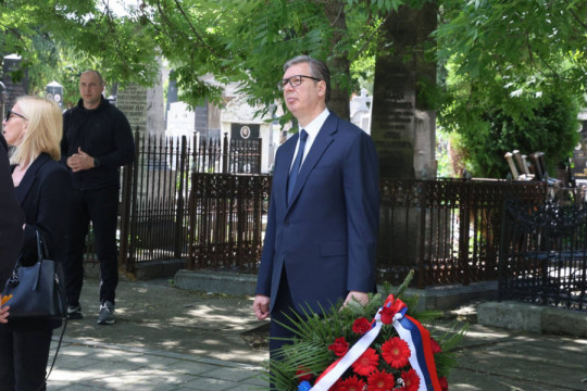 PREDSEDNIK IZ NARODA! Aleksandar Vučić na Cveletovoj sahrani čeka u redu za saučešće! (VIDEO)
