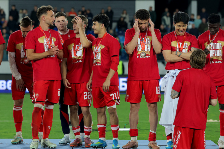 ZVEZDA - OFK: Crveno beli podižu pehar Superlige!