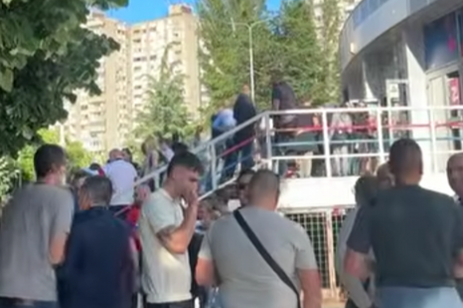 ČAIR JE SPREMAN ZA SPEKTAKL: Ogromna kolona ljudi ispred hale, rukometaši će imati fenomenalnu podršku! (VIDEO)