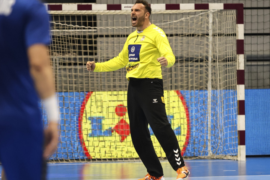 EMOTIVNIJE NE MOŽE! Golman Srbije posle podviga poleteo u zagrljaj ženi i ćerki - pogledajte divne slike iz Mađarske! (FOTO)