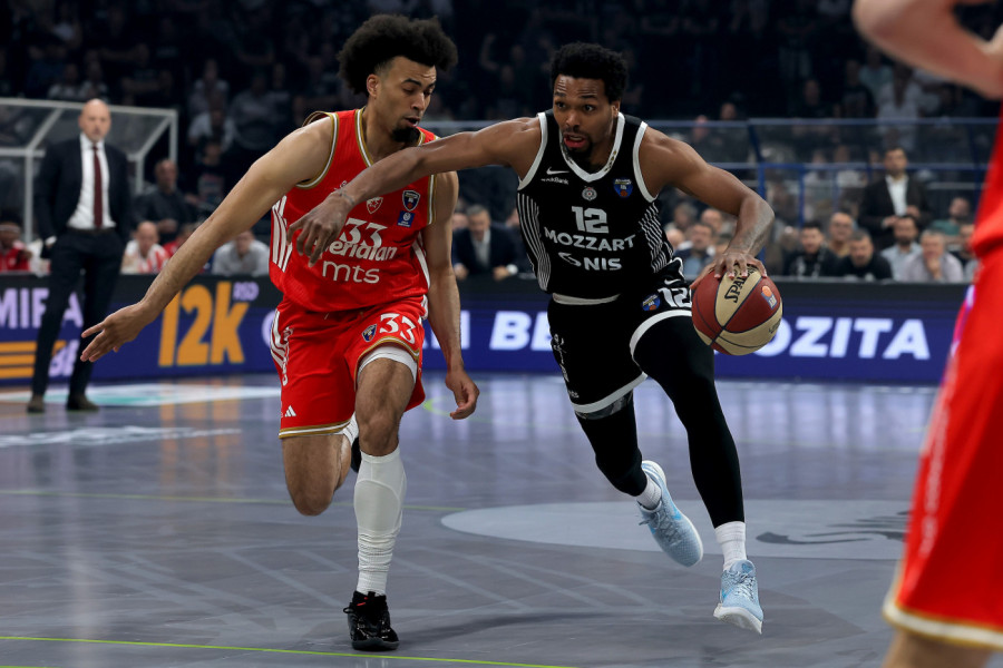 ŽESTOKA BORBA U ARENI: Vašington zapalio Arenu, Partizan u prednosti