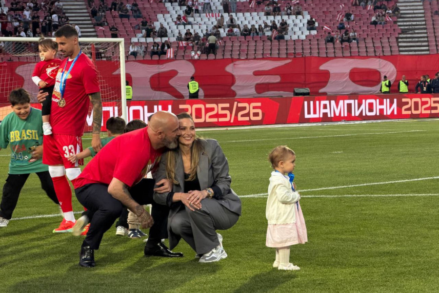 PRELEPE SCENE NA MARAKANI: Dejan Stanković izveo ženu i dete na proslavu titule! (FOTO)