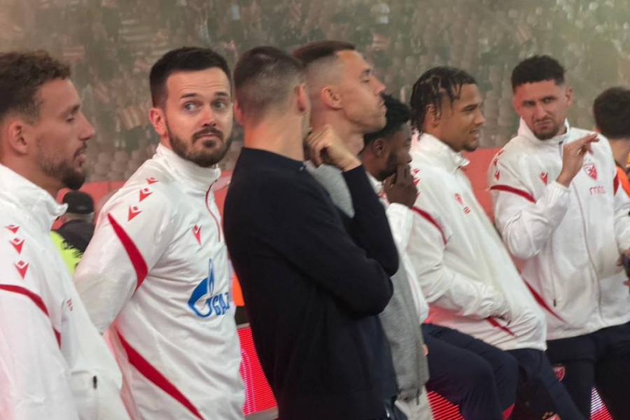 TU SU I BIVŠI IGRAČI: Marko Gobeljić i Milan Rodić ispred severne tribine proslavili titulu Crvene zvezde (FOTO)