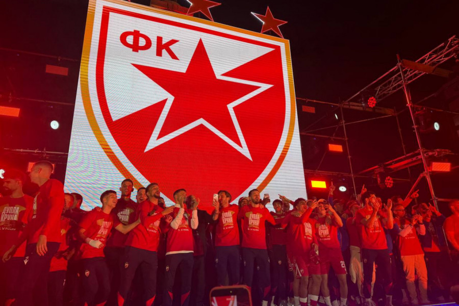 STIGLI SU ŠAMPIONI: Pogledajte kako su dočekani fudbaleri Crvene zvezde na Kalemegdanu! (VIDEO)