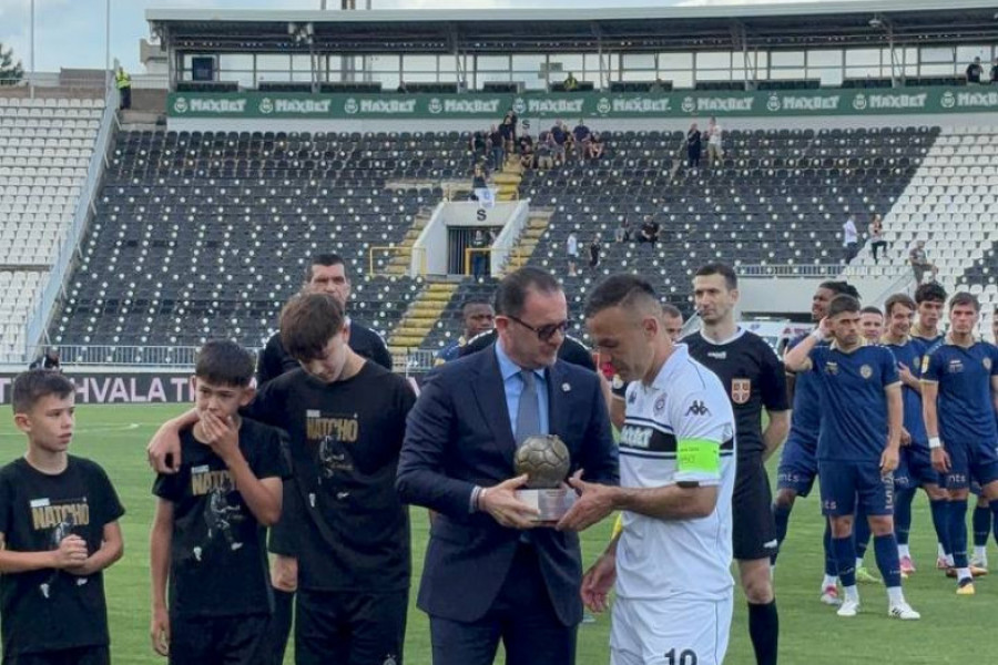 NATHO UPLAKAN IZAŠAO NA TEREN: Grobari  na dirljiv način ispratili kapitena u zasluženu penziju! (VIDEO)