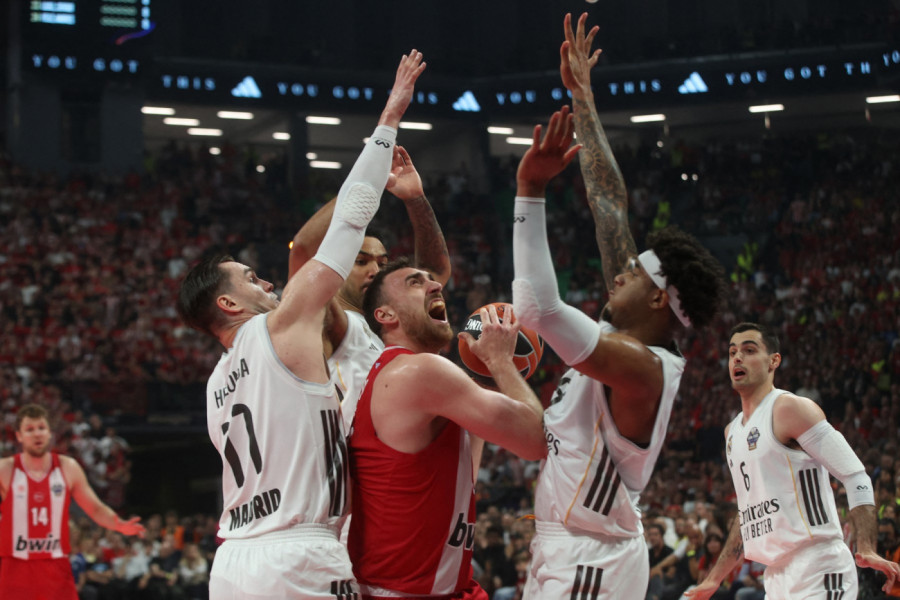 NEVEROVATNO POLUVREME U FINALU EVROLIGE! Olimpijakos vodi posle preokreta