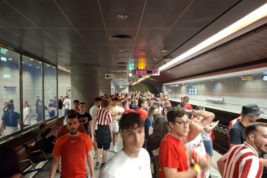 SPEKTAKL: Navijači Olimpijakosa napravili žurku u metrou nakon osvajanja Evrolige! (VIDEO)