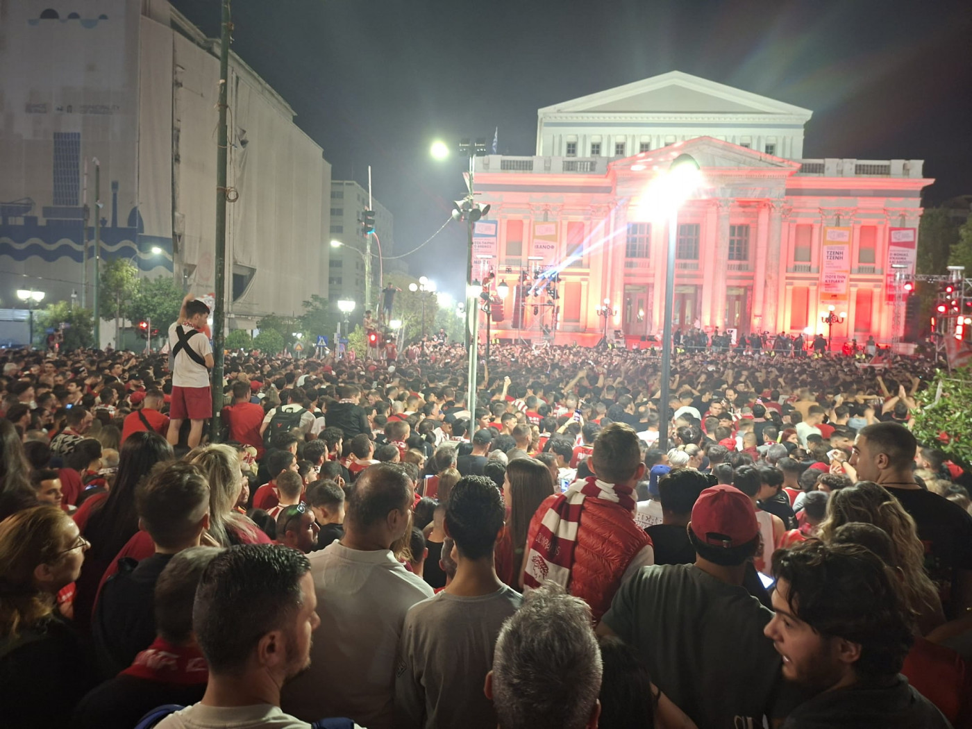 Ludnica u Pireju - navijači Olimpijakosa na spektakularan način proslavili titulu Evrolige!