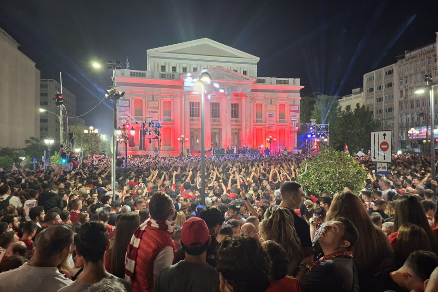 GORI PIREJ DO KASNO U NOĆ! Desetine hiljada Grka slave titulu Olimpijakosa - ovakve scene Evropa ne pamti! (FOTO, VIDEO)