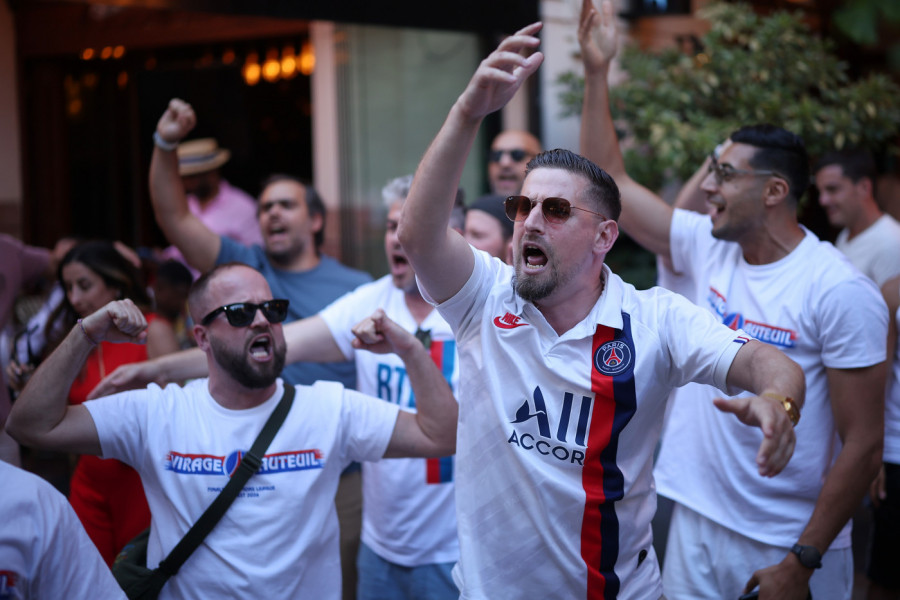 GORI BUDIMPEŠTA PRED FINALE LŠ: Brutalna tuča navijača PSŽ i Arsenala (VIDEO)