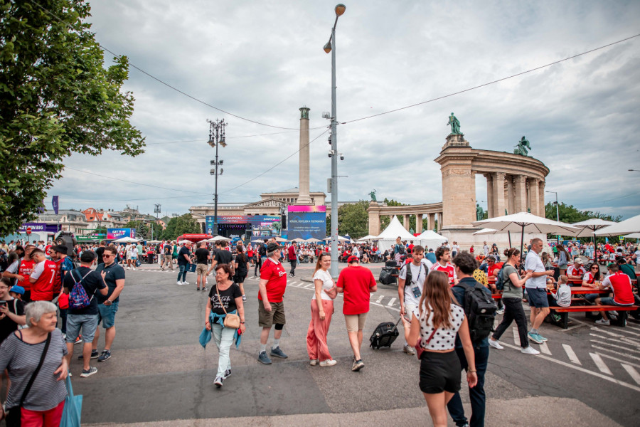 MOMCI, DA NISTE MALO ZALUTALI?! Neverovatno čije smo navijače zatekli u Budimpešti pred finale LŠ (FOTO)