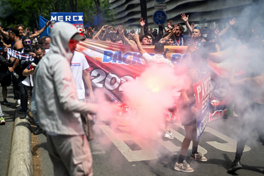 "SVECI" MARŠIRAJU BUDIMPEŠTOM: Pogledajte korteo navijača PSŽ pred finale Lige šampiona (VIDEO)