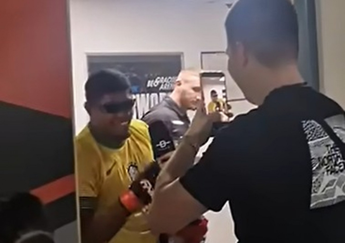 Brazilac Kavalkanti ogrnut srpskom zastavom proslavio pobedu na FNC 31
