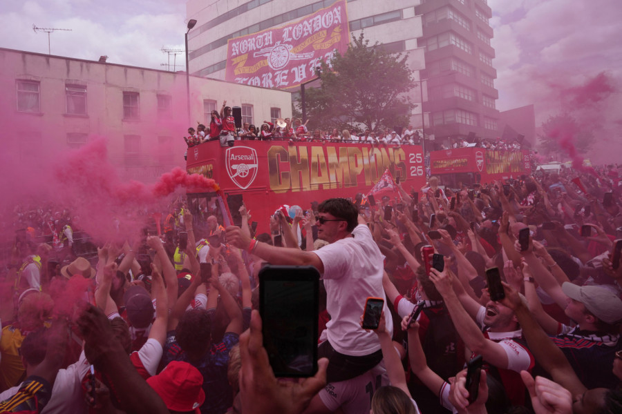 SPEKTAKL NA ULICAMA LONDONA! Arsenal izgubio u finalu Lige šampiona, ali napravio najmasovniju proslavu u istoriji! (FOTO)