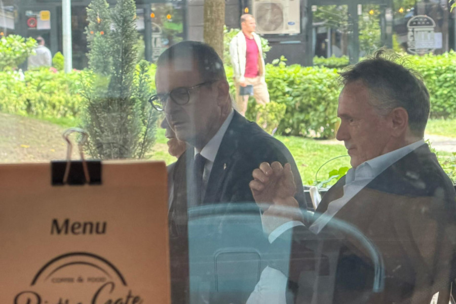 PAPARAZZO: Evo s kim sedi Mijat u restoranu pola sata pre skupštine Partizana (FOTO, VIDEO)