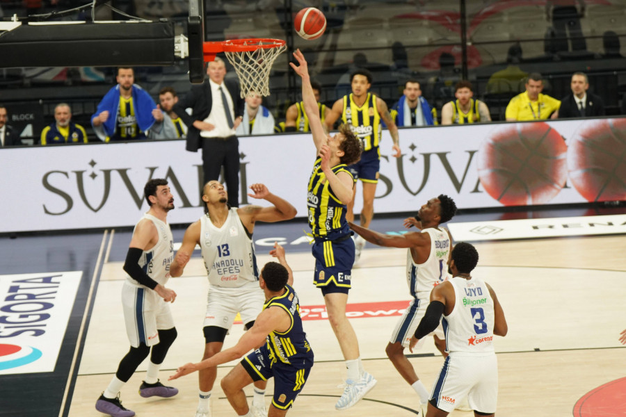 EFES RAZBIO FENER: Larkin spakovao 31 poen u meču sa čak pet isključenja!