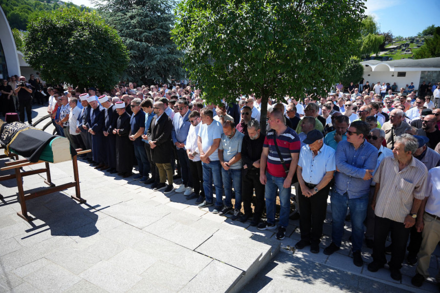 TUŽNE SCENE U SARAJEVU: Sahranjen Edin Avdić (FOTO)