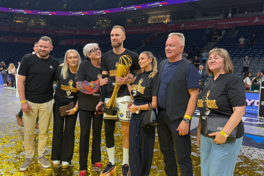 EMOTIVNE SCENE U ARENI: Nemanja Dangubić i Džanan Musa u zagrljaju najbližih slave istorijski trofej (FOTO)