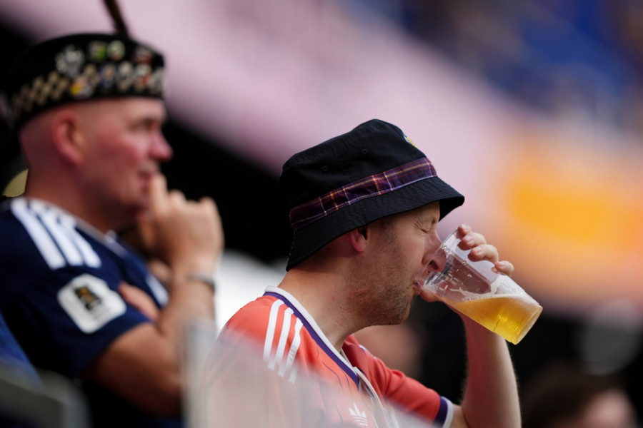 OD CENE PIVA OTPADAJU UŠI: Na stadionima možete da pijete samo ako su vam džepovi duboki