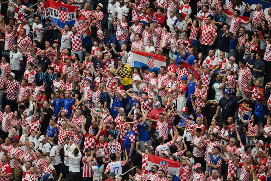 SRAMOTA HRVATA NA DOČEKU REPREZENTACIJE! Tompsonove pesme opet grmele Zagrebom! (VIDEO)