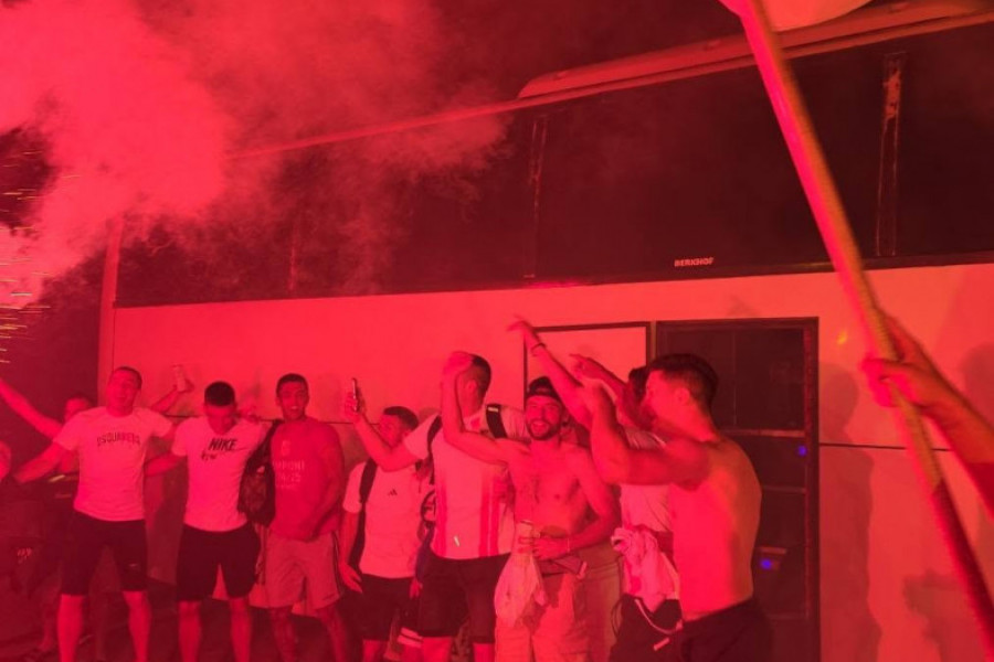 SLAVLJE KOJE ĆE SE PAMTITI: Navijači dočekali fudbalere Zvezde uz ovacije! (VIDEO)