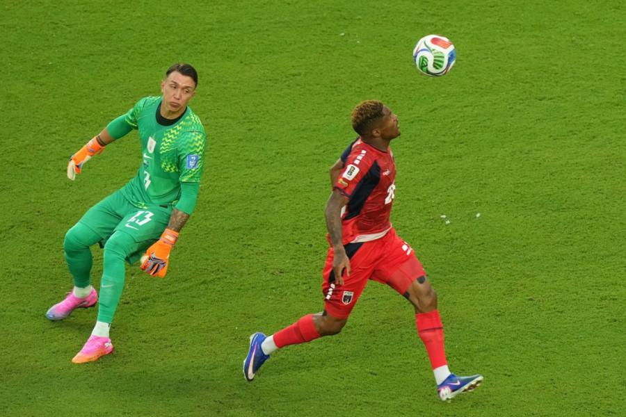 MUSLERA SE OBRUKAO! Golman Urugvaja poklonio gol, pa postao rekorder! (VIDEO)