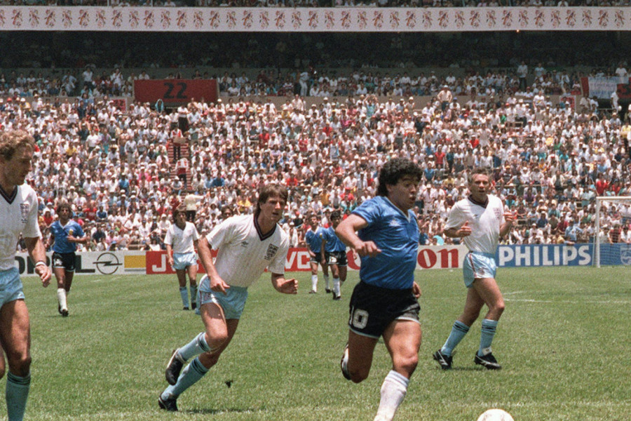 CELA ENGLESKA U NEVERICI! FIFA dozvolila da Argentina nosi iste dresove kao kad je Maradona dao gol rukom!