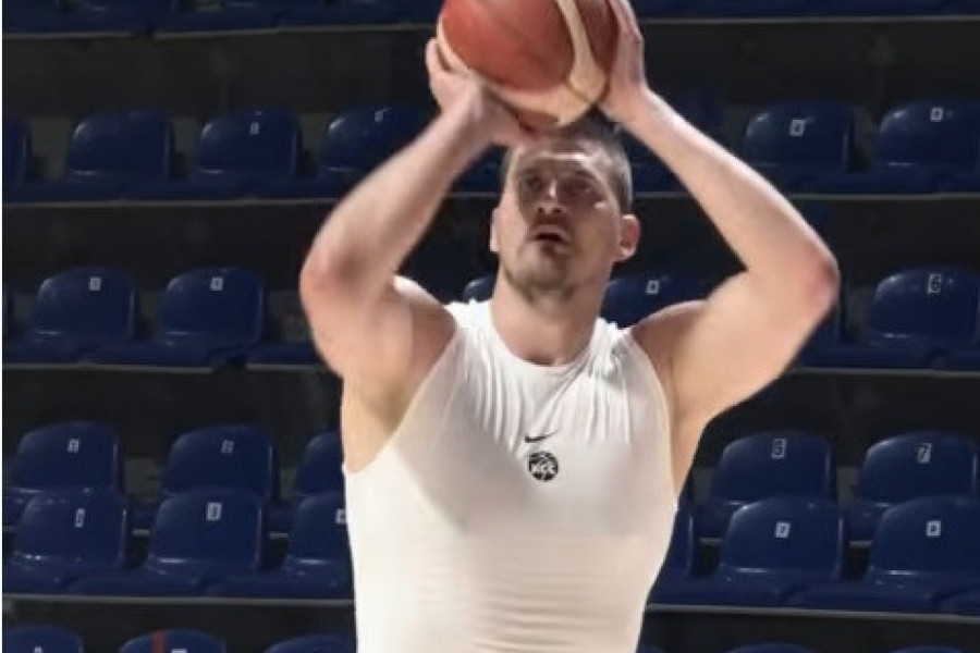 SVE PUCA NA JOKIĆU: Neko će primetiti stomak, ali mišići koje krije slepljena majica potvrđuju zašto je nezaustavljiv (VIDEO)