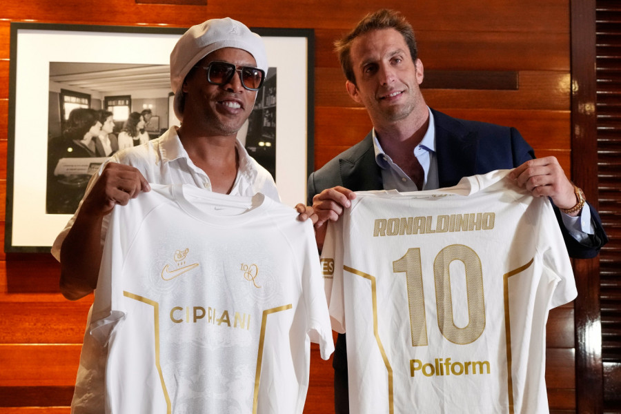 RONALDINJO SE VRATIO: Legendarni Brazilac zvanično predstavljen u novom klubu! (VIDEO)