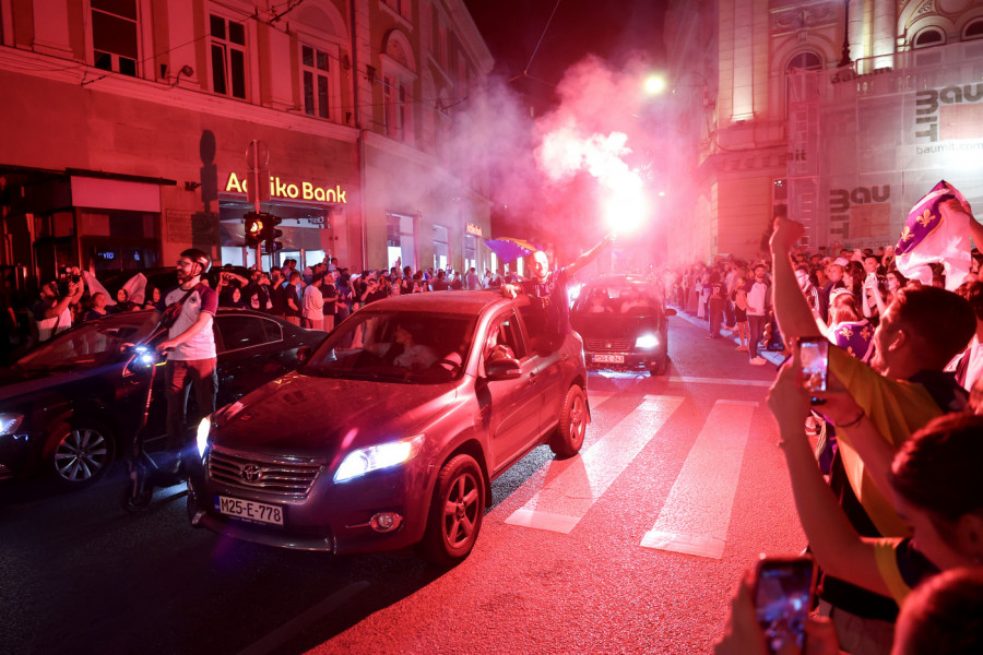 KARNEVAL NA ULICAMA SARAJEVA: Pogledajte neverovatne scene slavlja nakon istorijske pobede BiH na Svetskom prvenstvu! (FOTO)