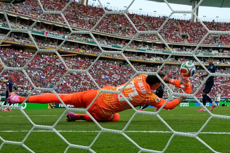 TRAGIČAR: Legendarni Muslera kardinalnom greškom izbacio Urugvaj sa Mundijala! (VIDEO)