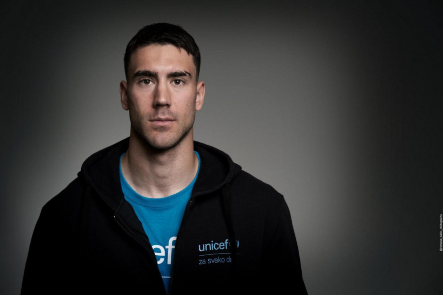 Heroj i van terena! Vlahović sa UNICEF pomogao više od 1.700 mladih širom Srbije