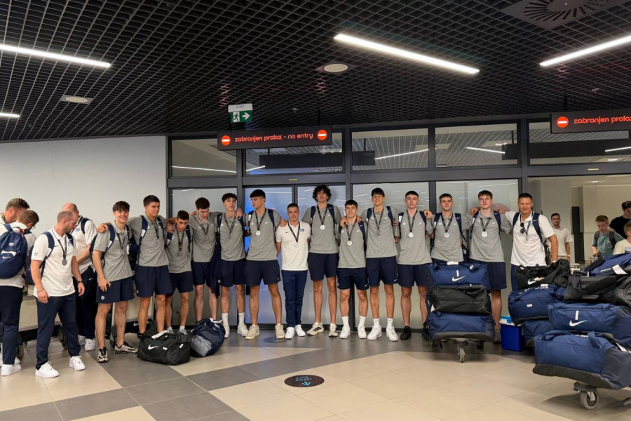 ZVEZDA SE POHVALILA! Teodosić dočekao srebrne "orliće" -moćna poruka sa Malog Kalemegdana! (FOTO)