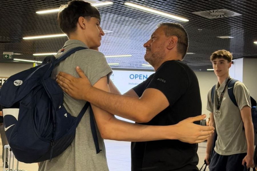 NIKOLA KUSTURICA STIGAO, A SA NJIM I ON: Pogledajte s kim je najbolji košarkaš Srbije izašao iz aviona i kome je pošao u zagrljaj (FOTO)