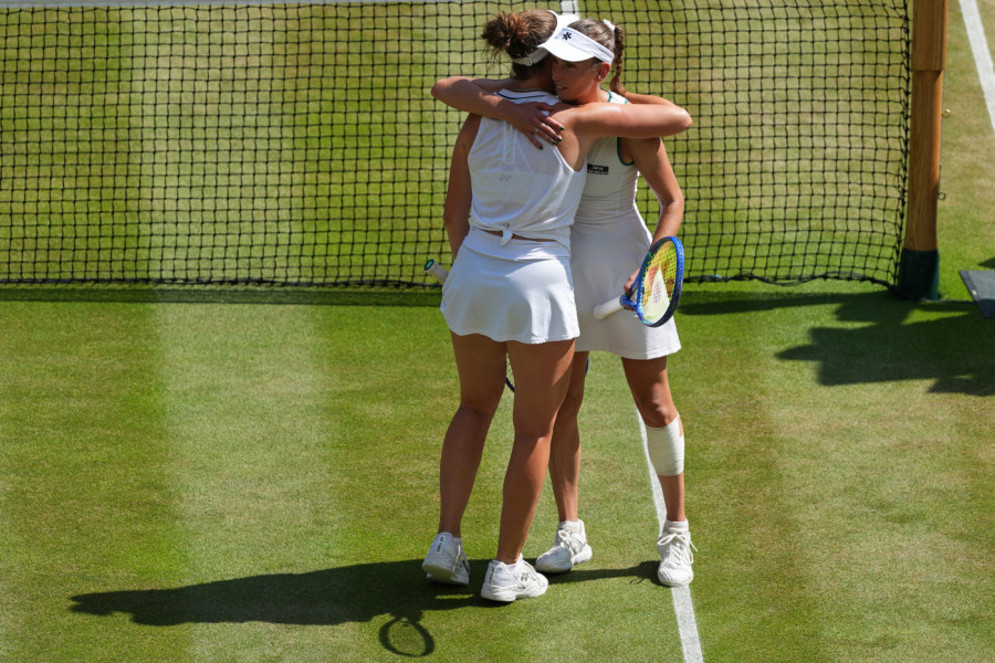 ČEŠKO ČUDO NA TRAVI: Linda Noskova preko Mertens rezervisala kartu za polufinale Vimbldona!