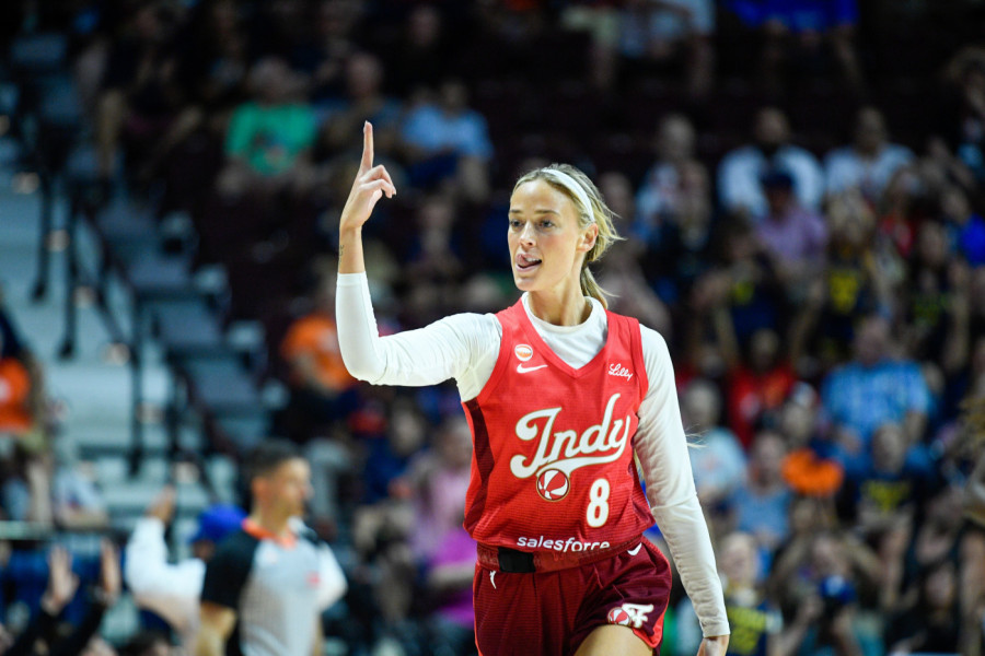 ZABORAVITE KONORA MEKGREGORA! Vrela plavuša igrala u NBA, pa postala UFC ring-devojka! Noćas su zbog nje padale vilice (VIDEO)